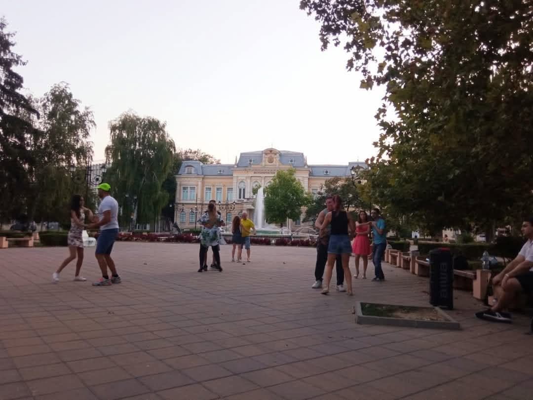 Танци Пред Библиотеката